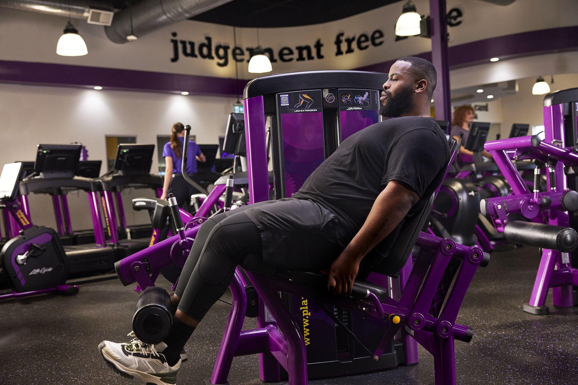 leg exercise machines at planet fitness