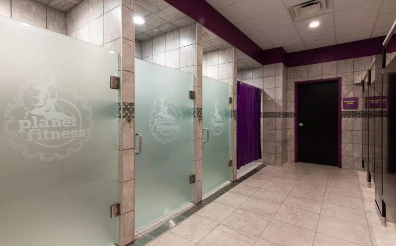 does planet fitness have shower